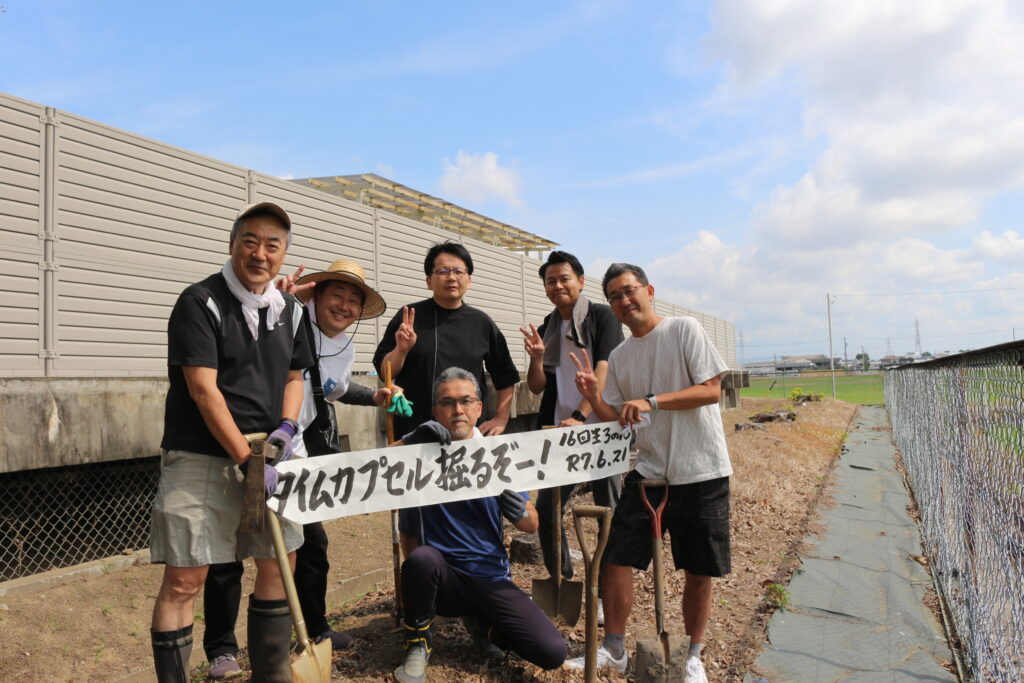 16回生の担任だった高橋守先生と教え子の方5名が安城東高校に来校し、卒業時に埋めたタイムカプセルを掘り起こしました。|愛知県立安城東高等学校同窓会　碧海野会「達」